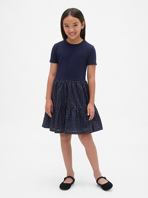 Vestido infantil con volantes en técnica mixta Vestido infantil con volantes en técnica mixta