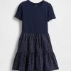 Vestido infantil con volantes en técnica mixta Vestido infantil con volantes en técnica mixta