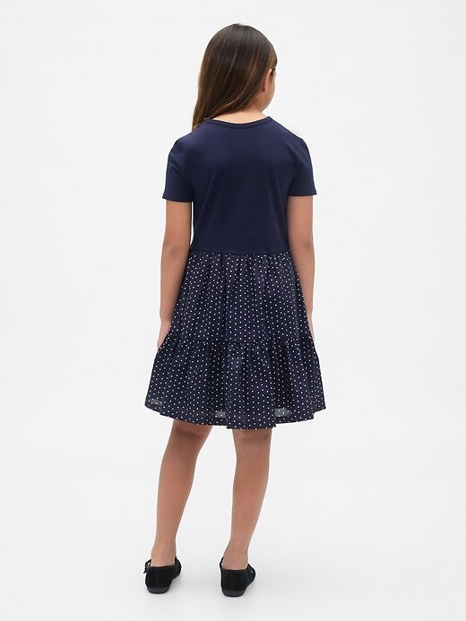 Vestido infantil con volantes en técnica mixta Vestido infantil con volantes en técnica mixta
