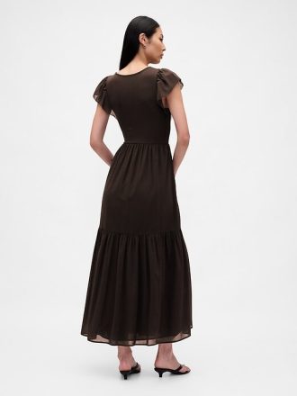 Vestido largo moderno con volantes en técnica mixta
